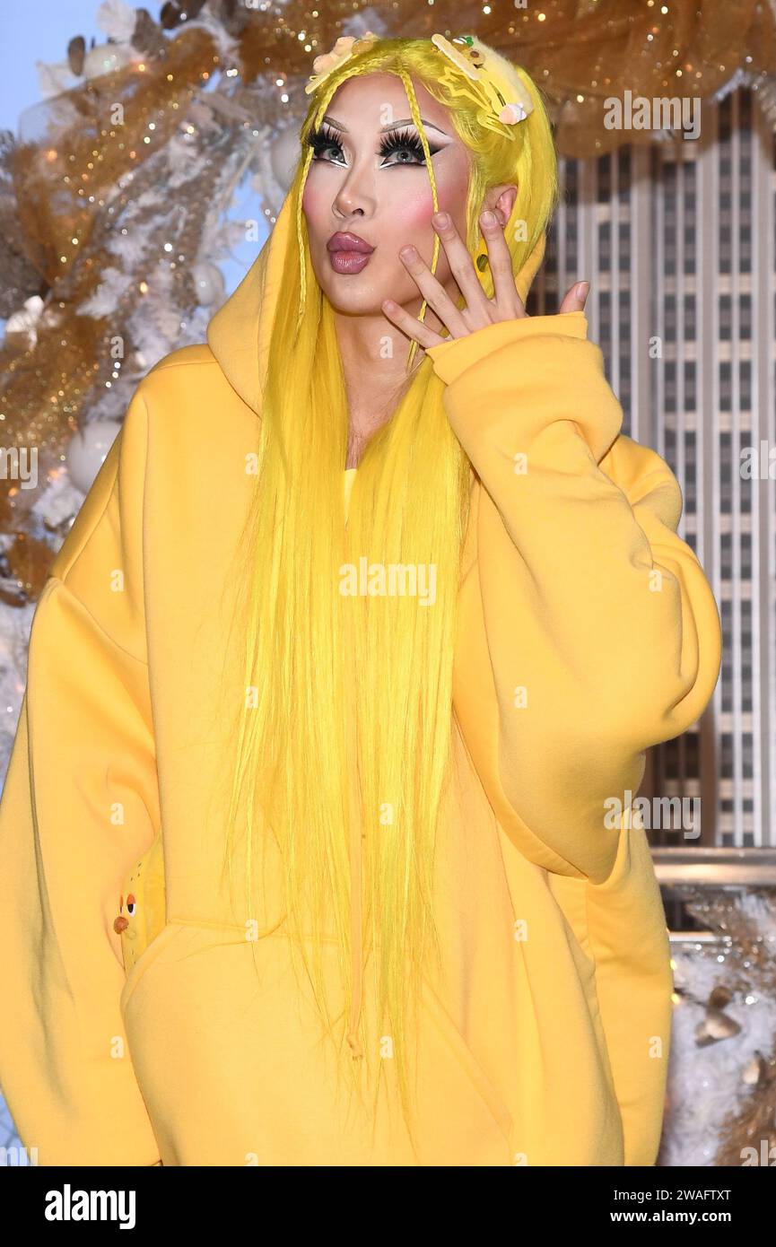 New York, États-Unis. 04 janvier 2024. Nymphia Wind, le membre de la distribution de la saison 16 de RuPaul's Drag Race pose lors d'une visite à l'Empire State Building, New York, NY, le 4 janvier 2024. (Photo Anthony Behar/Sipa USA) crédit : SIPA USA/Alamy Live News Banque D'Images