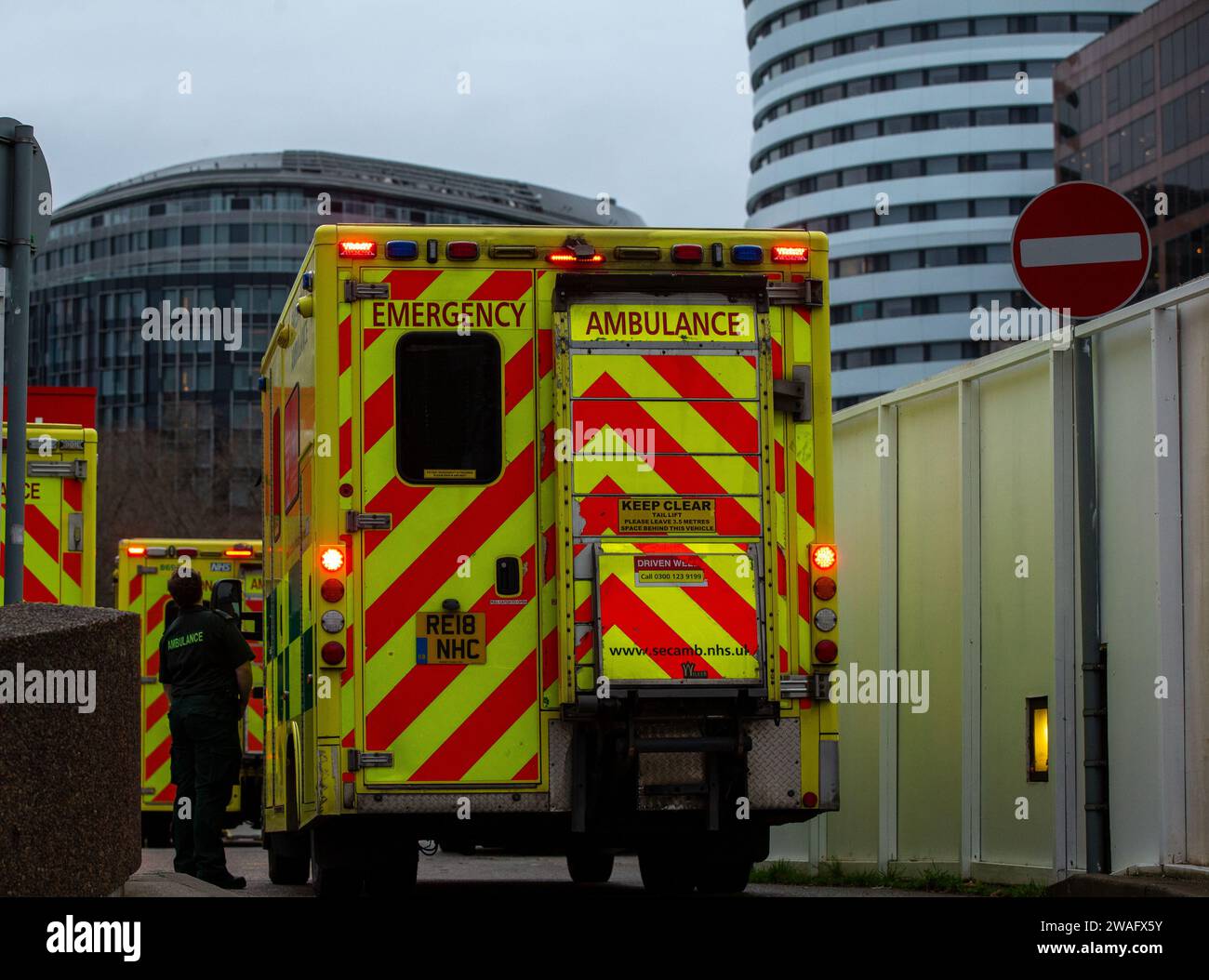 Londres, royaume-uni, 4 janvier 2024 ambulances et personnel médical en file d'attente à l'extérieur de l'hôpital St Thomas le NHS est sous pression avec une recrudescence des cas de Covid-19 et de grippe. Les médecins juniors sont en grève de six jours, ce qui fait pression sur le crédit du NHS : Richard Lincoln/Alamy Live News Banque D'Images