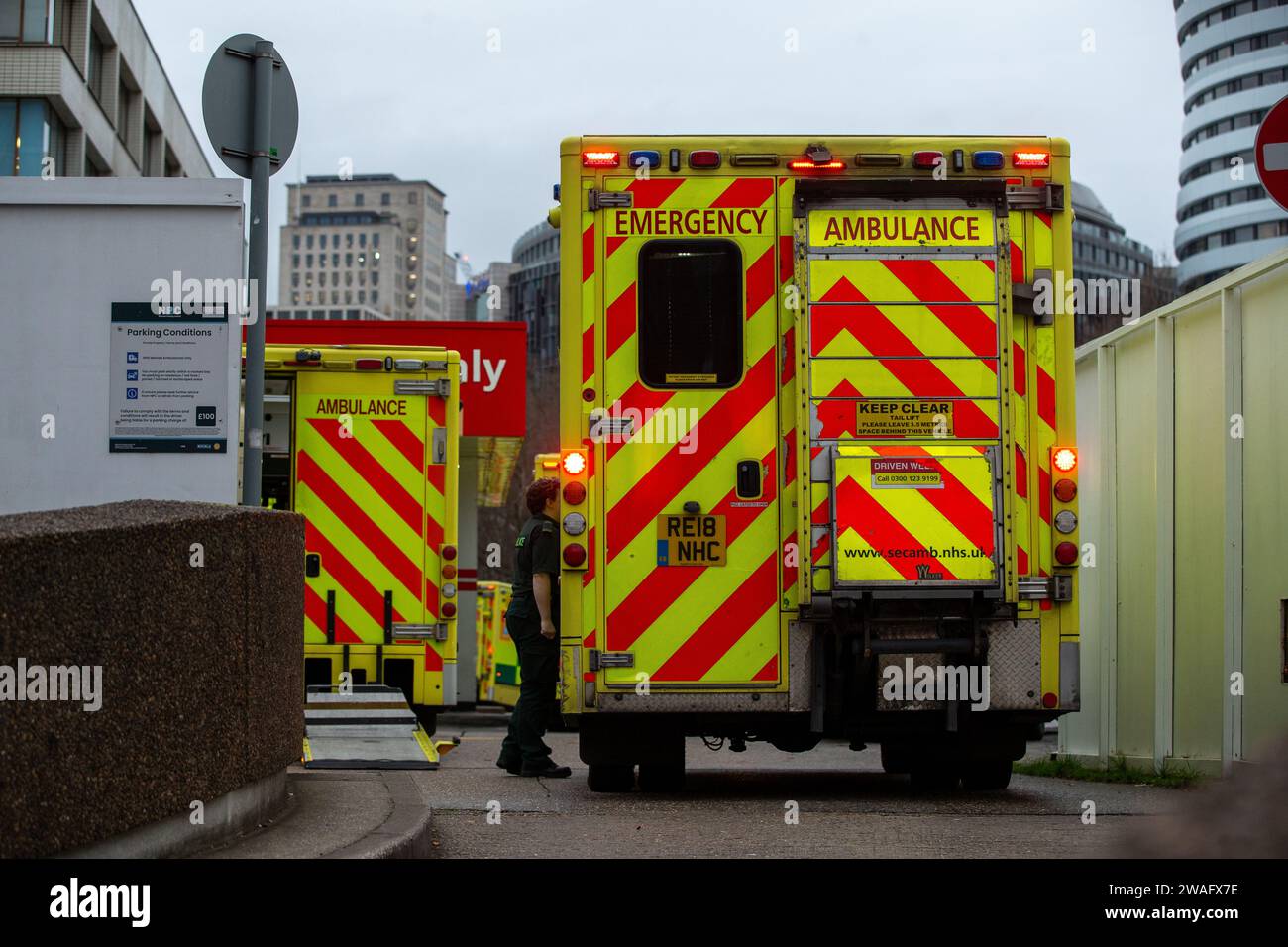 Londres, royaume-uni, 4 janvier 2024 ambulances et personnel médical en file d'attente à l'extérieur de l'hôpital St Thomas le NHS est sous pression avec une recrudescence des cas de Covid-19 et de grippe. Les médecins juniors sont en grève de six jours, ce qui fait pression sur le crédit du NHS : Richard Lincoln/Alamy Live News Banque D'Images