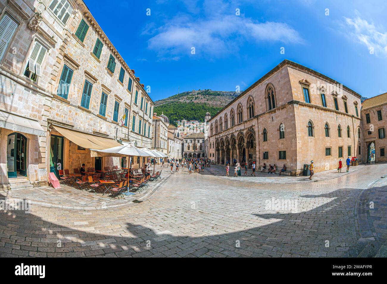 DUBROVNIK, CROATIE - 18 AOÛT 2022 : vue le long de la rue Poljana Marina Držića, dans la vieille ville historique et médiévale, du Palais du Recteur et Spon Banque D'Images