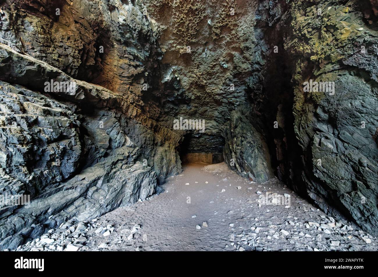 Tunnel creusé dans des roches volcaniques à l'arrière d'une grotte marine dans la Black Cove / Caleta Negra, Monument naturel d'Ajuy (Peurto de la Pena), Fuerteventura Banque D'Images