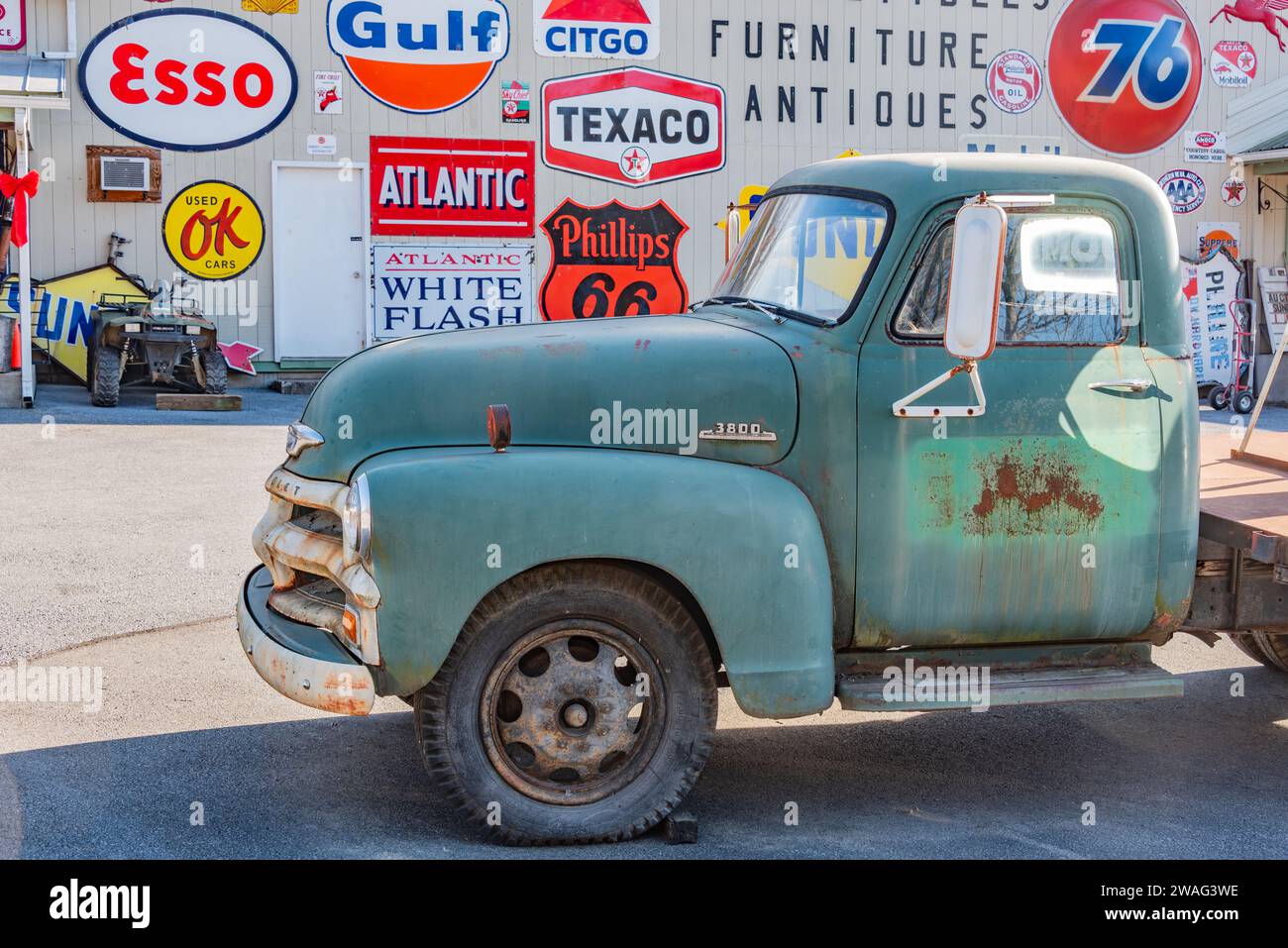 Camionnette antique et signalisation historique, Berkeley Springs WVA USA Banque D'Images