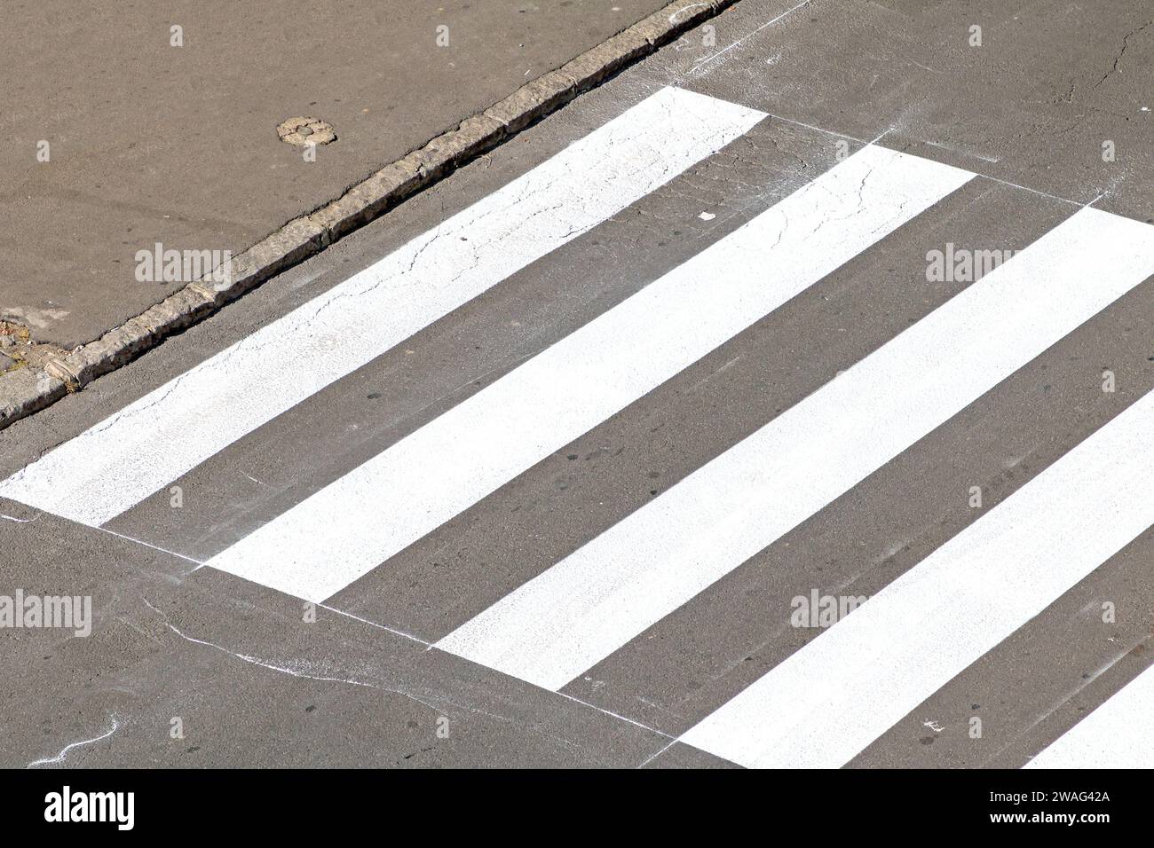 Zebra traverser panneau de signalisation à l'extérieur sur asphalte dans une rue de la ville urbaine Banque D'Images