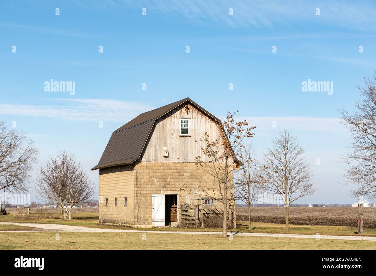 Ancienne grange en bois patiné dans le comté rural de Livingston, Illinois, États-Unis. Banque D'Images