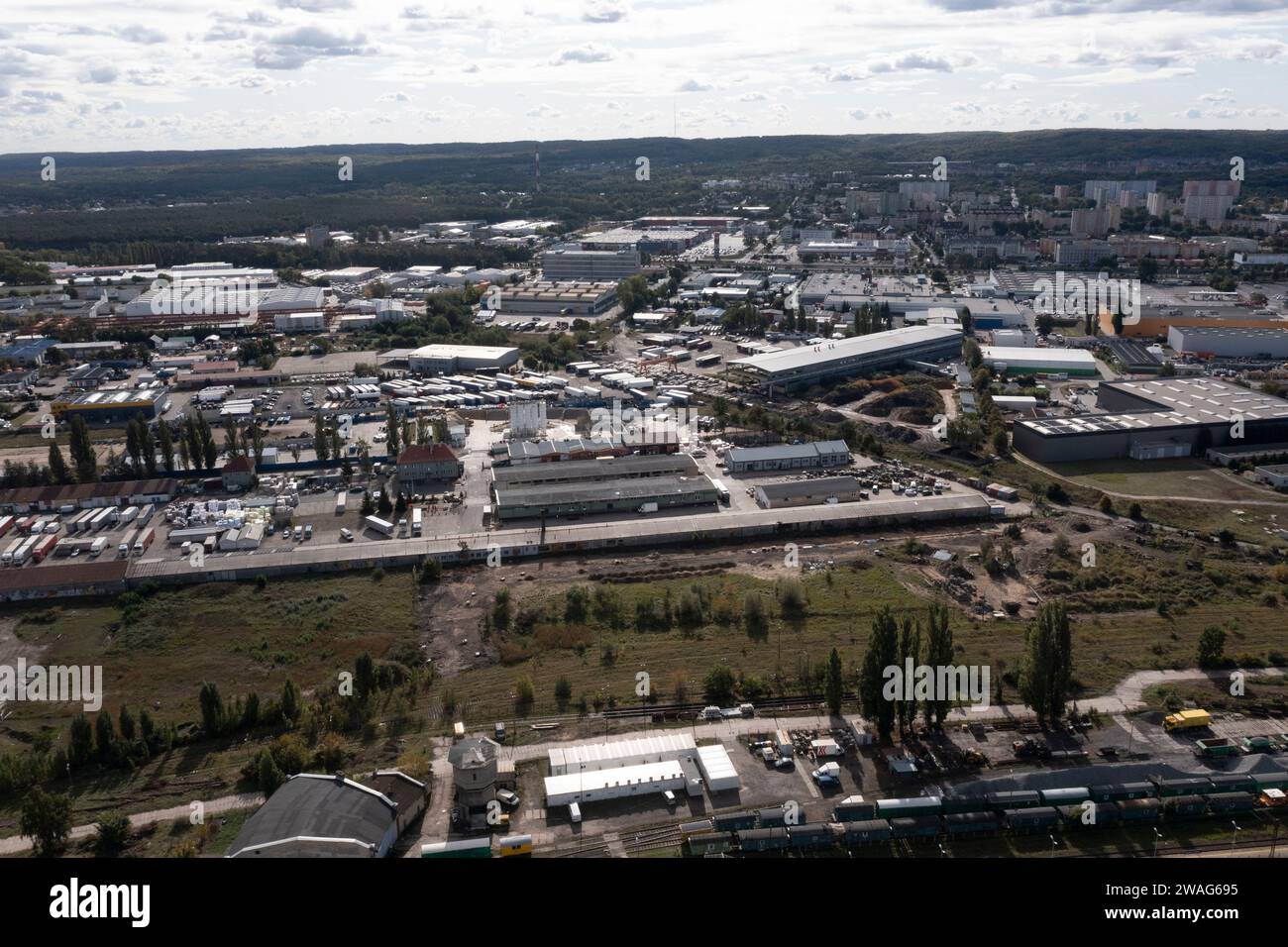 Districts sur le côté droit de la rivière Oder à Szczecin d'un drone en Pologne. Banque D'Images