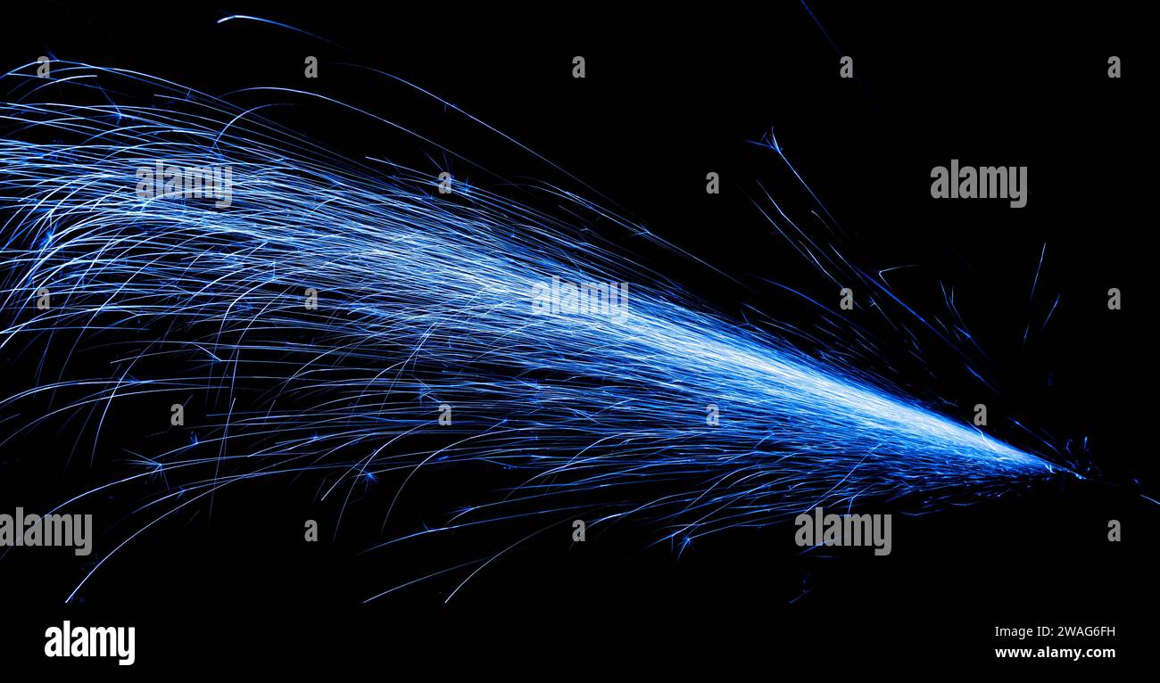 étincelles bleues à vol rapide provenant des meuleuses d'angle sur fond noir Banque D'Images