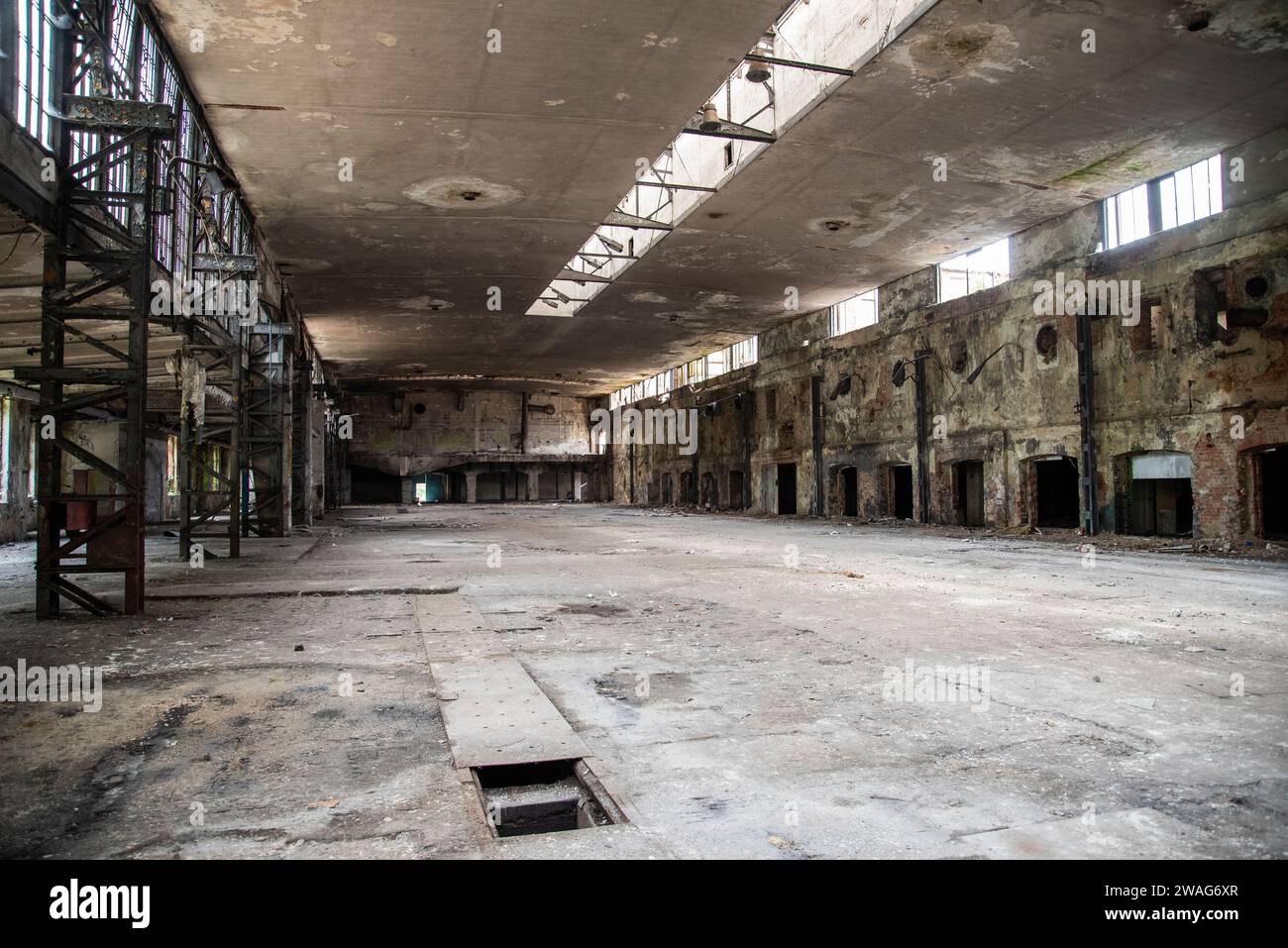 Ancienne usine détruite et abandonnée, hall industriel urbex. Banque D'Images