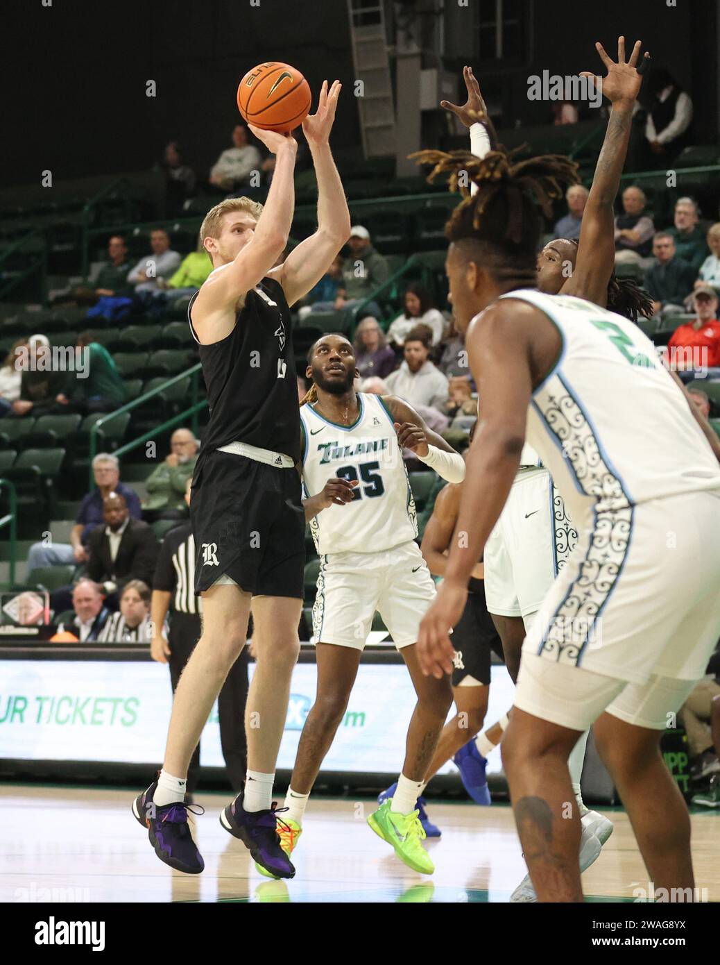 La Nouvelle-Orléans, États-Unis. 03 janvier 2024. L'attaquant de Rice Owls Max Fiedler (15 ans) tire sur un sauteur lors d'un match de basket-ball masculin de l'American Athletic Conference au Fogleman Arena de la Nouvelle-Orléans, Louisiane, le mercredi 3 janvier 2024. (Photo de Peter G. Forest/Sipa USA) crédit : SIPA USA/Alamy Live News Banque D'Images