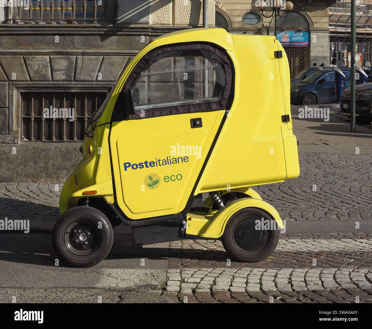 TURIN, ITALIE - CIRCA FÉVRIER 2023 : poste Italiane Electric Mail Delivery Vehicle Banque D'Images