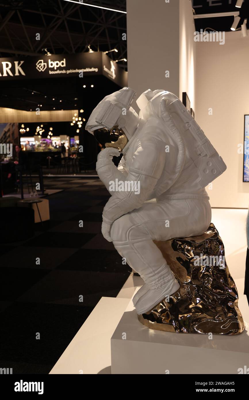 Joseph Klibansky Art : astronaute assis (cosmonaute) en pose pensive (rappelant le penseur par Rodin), exposé à la Masters Expo à Amsterdam Banque D'Images