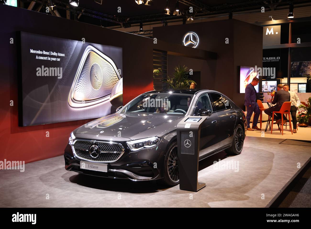 Couple assis dans une voiture Mercedes-Benz classe E, exposée au Masters Expo 2023 à Amsterdam RAI Banque D'Images