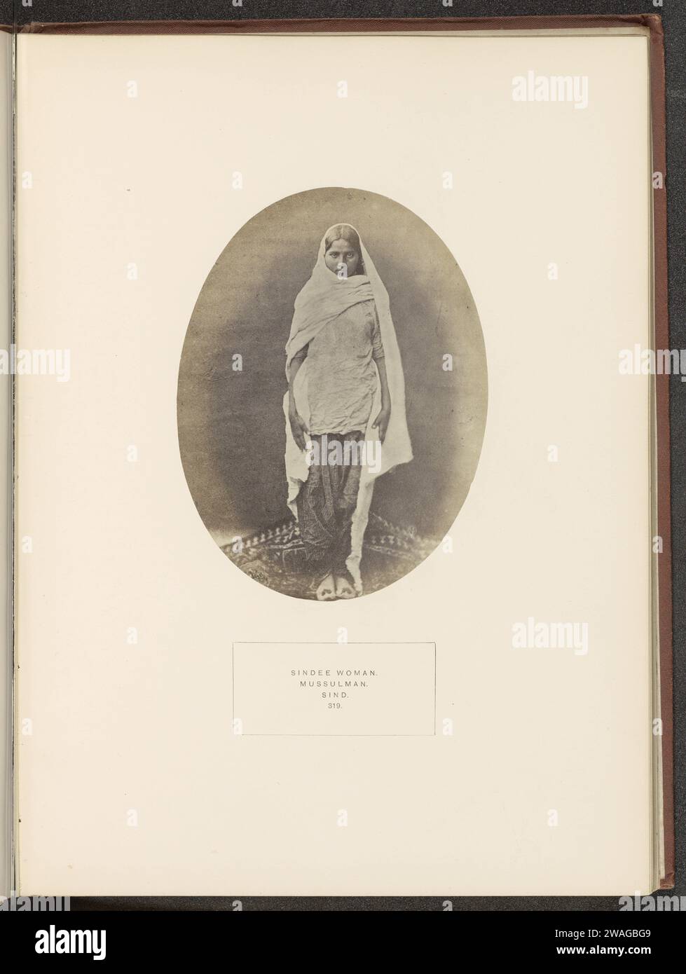 Portrait d'une femme inconnue d'une tribu Sindhi, c. 1862 - en 1872 ou avant photographie Sindh support photographique albumen print races humaines ; peuples ; nationalités. Casque (avec NOM) Banque D'Images