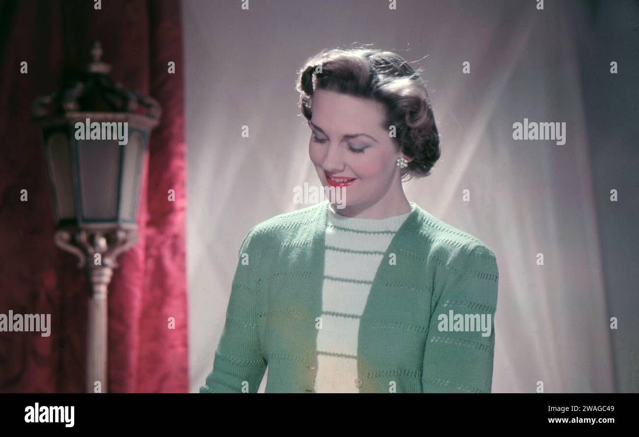 Années 1950, historique, une jeune femme élégante, mi-vingt ans, modelant le dernier gilet à manches longues et haut à col rond 100 % laine vierge, Angleterre, Royaume-Uni. Banque D'Images