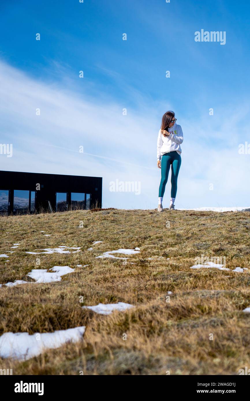 Femme dans un hôtel solitaire à Nupar, Islande Banque D'Images