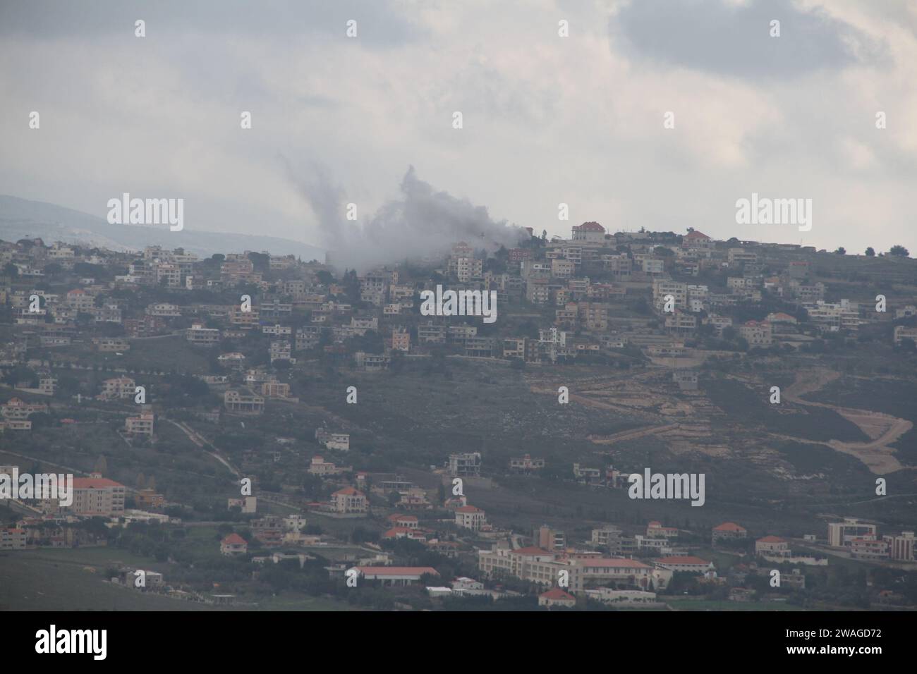 Khiam, Liban. 4 janvier 2024. La fumée monte après une frappe aérienne israélienne à Khiam, au Liban, le 4 janvier 2024. Le ministre israélien de la Défense Yoav Gallant a déclaré jeudi que la fenêtre de temps pour une solution diplomatique avec le Hezbollah était courte. Crédit : Taher Abu Hamdan/Xinhua/Alamy Live News Banque D'Images