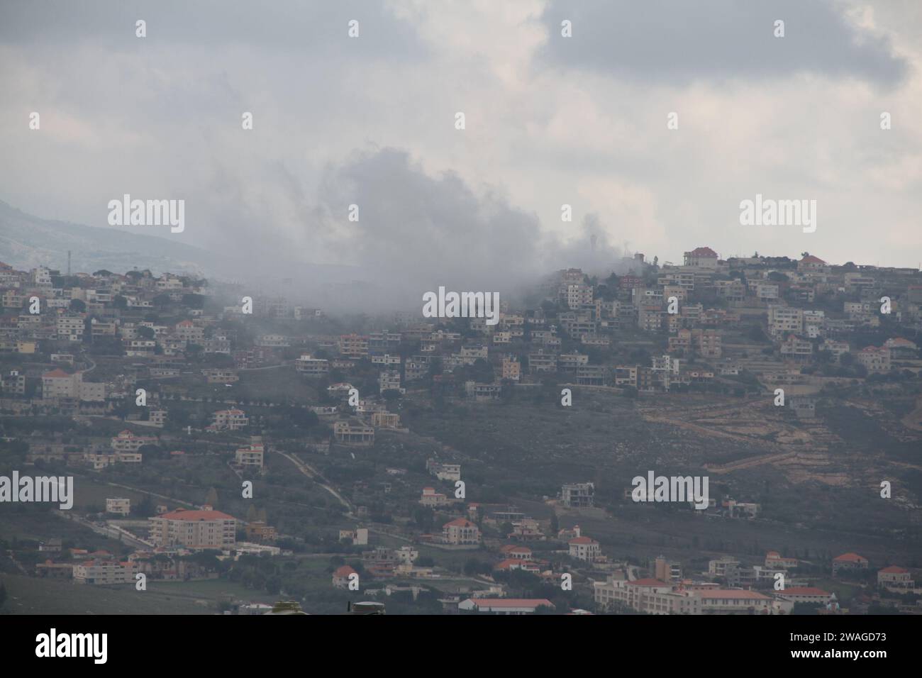 Khiam, Liban. 4 janvier 2024. La fumée monte après une frappe aérienne israélienne à Khiam, au Liban, le 4 janvier 2024. Le ministre israélien de la Défense Yoav Gallant a déclaré jeudi que la fenêtre de temps pour une solution diplomatique avec le Hezbollah était courte. Crédit : Taher Abu Hamdan/Xinhua/Alamy Live News Banque D'Images