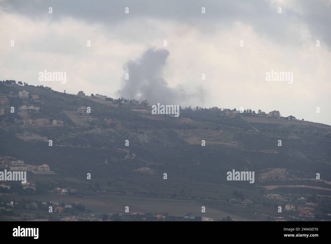 Khiam, Liban. 4 janvier 2024. La fumée monte après une frappe aérienne israélienne à Khiam, au Liban, le 4 janvier 2024. Le ministre israélien de la Défense Yoav Gallant a déclaré jeudi que la fenêtre de temps pour une solution diplomatique avec le Hezbollah était courte. Crédit : Taher Abu Hamdan/Xinhua/Alamy Live News Banque D'Images