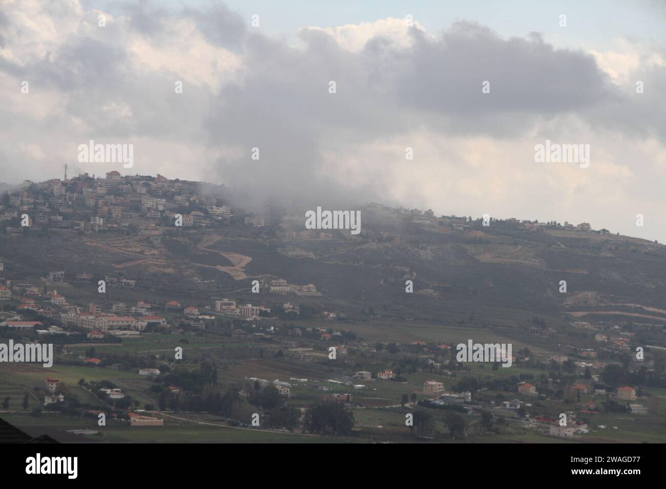 Khiam, Liban. 4 janvier 2024. La fumée monte après une frappe aérienne israélienne à Khiam, au Liban, le 4 janvier 2024. Le ministre israélien de la Défense Yoav Gallant a déclaré jeudi que la fenêtre de temps pour une solution diplomatique avec le Hezbollah était courte. Crédit : Taher Abu Hamdan/Xinhua/Alamy Live News Banque D'Images