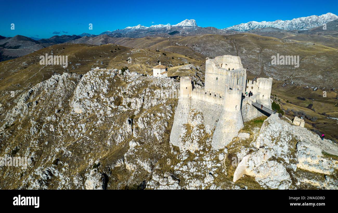 Rocca Calascio 2023. Vue aérienne du château de Rocca Calascio, construit en 1140, c'est la plus haute fortification des Apennins. Janvier 2024 Abruzz Banque D'Images