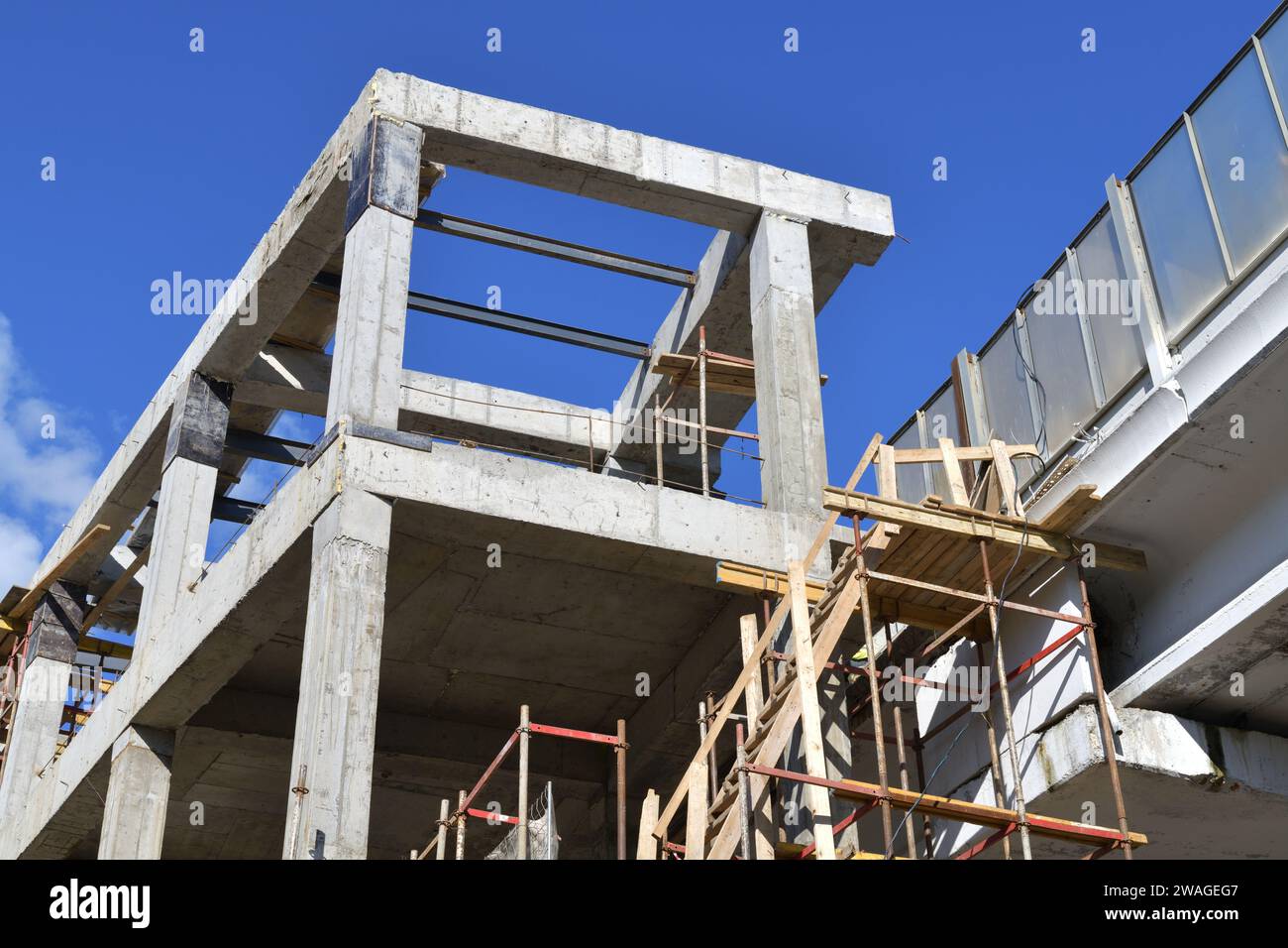 bâtiment monolithique en construction avec échafaudage en bois Banque D'Images