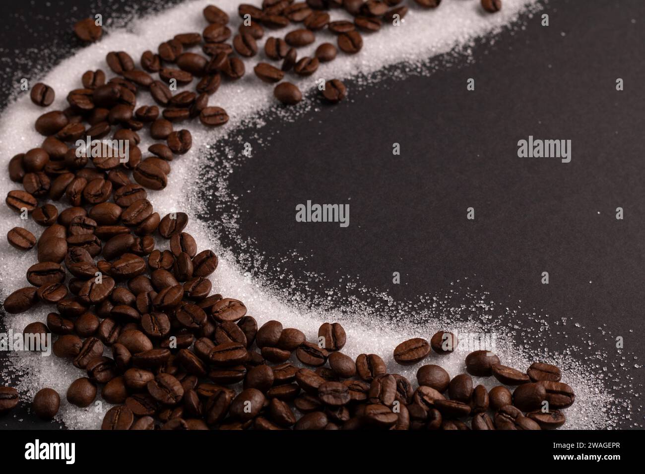 Dans cette photo en gros plan, la texture riche des grains de café torréfiés prend le devant de la scène. Chaque graine aromatique, rehaussée par l'ajout de sucre, Banque D'Images