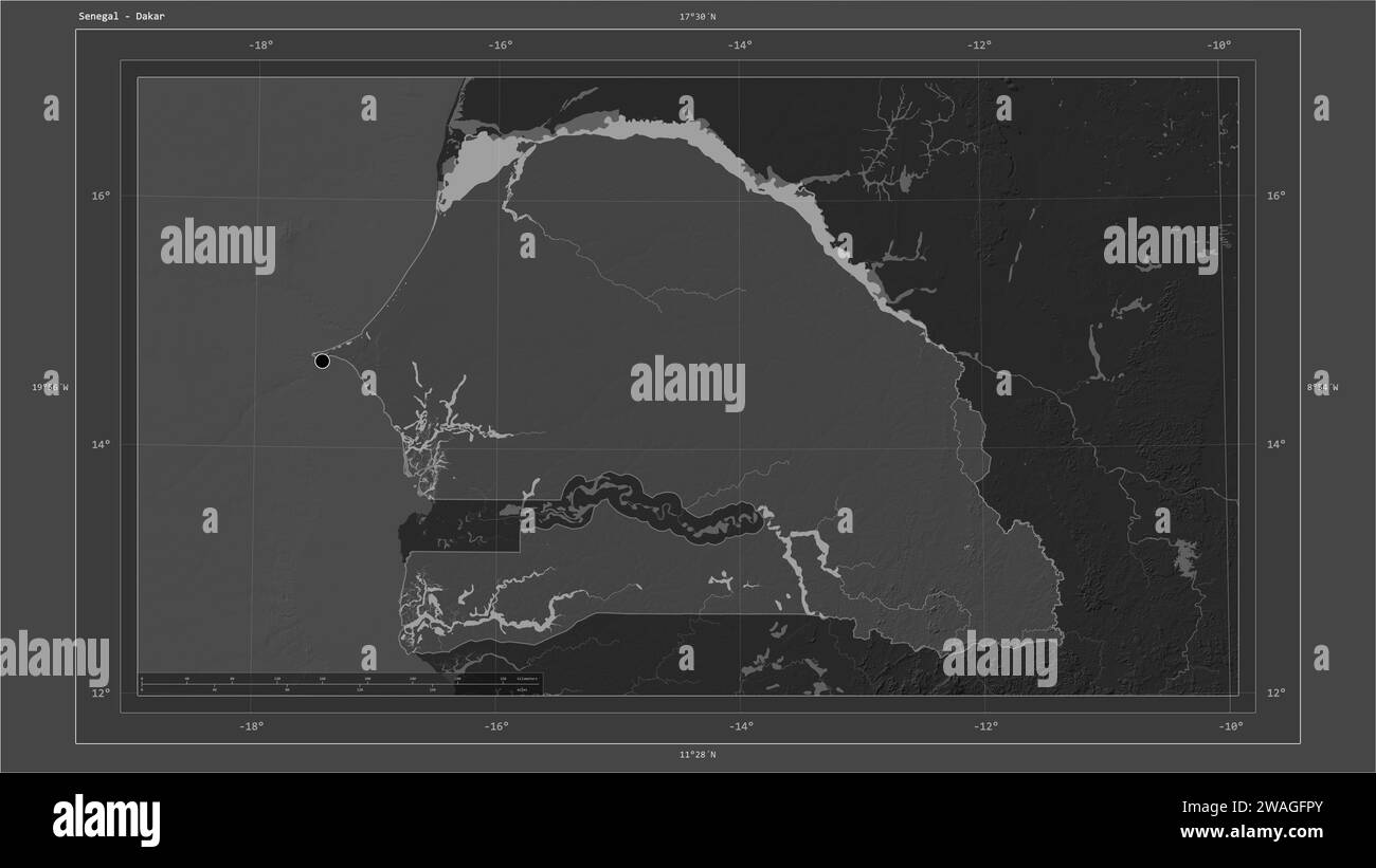 Sénégal mis en évidence sur une carte d'altitude à deux niveaux avec lacs et rivières carte avec le point de la capitale du pays, grille cartographique, échelle de distance et carte b Banque D'Images