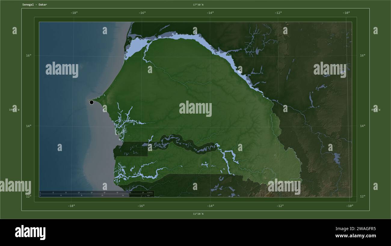 Sénégal mis en évidence sur une carte d'altitude couleur pâle avec des lacs et des rivières carte avec le point de la capitale du pays, grille cartographique, échelle de distance et Banque D'Images