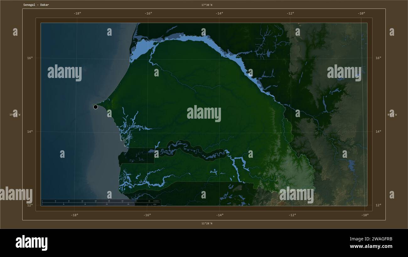 Sénégal mis en évidence sur une carte d'altitude en couleur avec lacs et rivières carte avec le point de la capitale du pays, grille cartographique, échelle de distance et carte b Banque D'Images