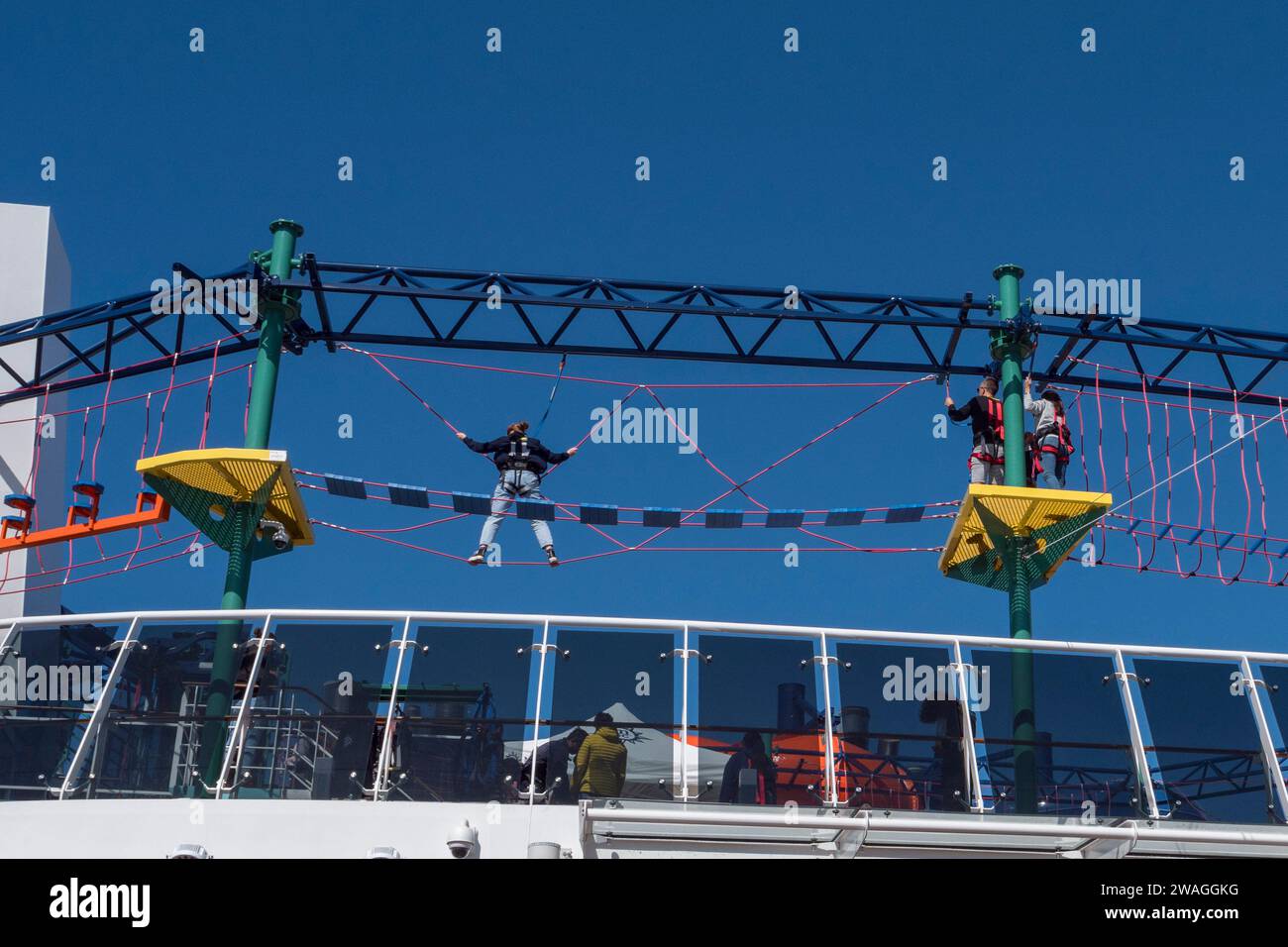 L'activité du pont de l'Himalaya dans l'aire/zone de jeux pour enfants sur le pont Palau sur le MSC Euribia naviguant en Europe du Nord (juillet 23). Banque D'Images