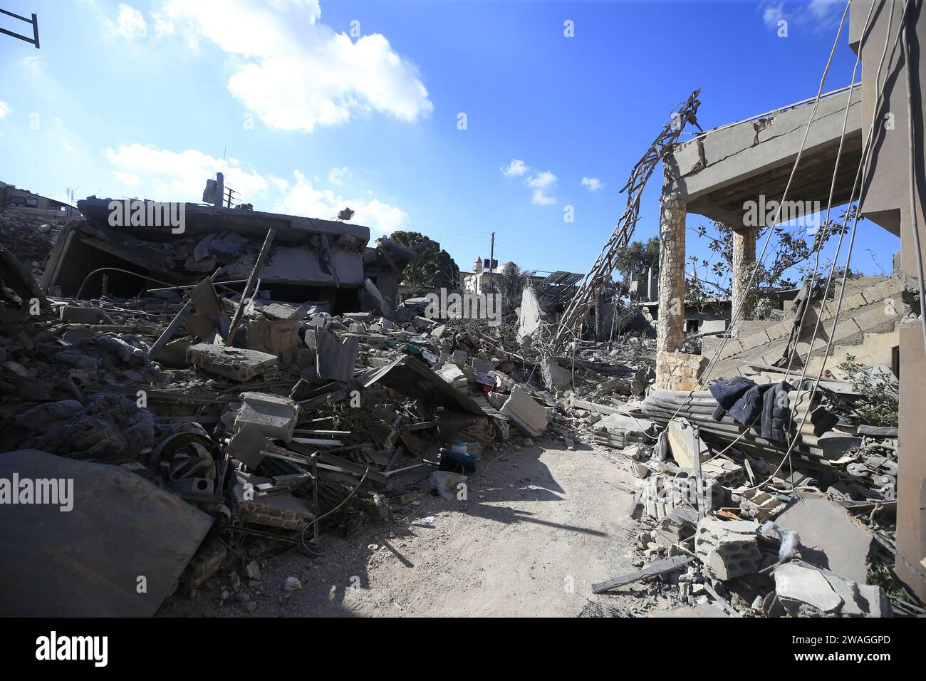 Naqoura. 4 janvier 2024. La photo prise le 4 janvier 2024 montre des bâtiments détruits lors d’une frappe aérienne israélienne à Naqoura, au Liban. Le ministre israélien de la Défense Yoav Gallant a déclaré jeudi que la fenêtre de temps pour une solution diplomatique avec le Hezbollah était courte. Crédit : Ali Hashisho/Xinhua/Alamy Live News Banque D'Images