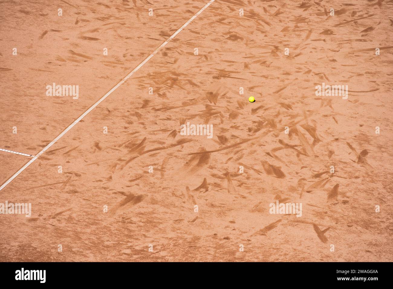 Balle de tennis isolée sur la surface d'argile du court de tennis Banque D'Images