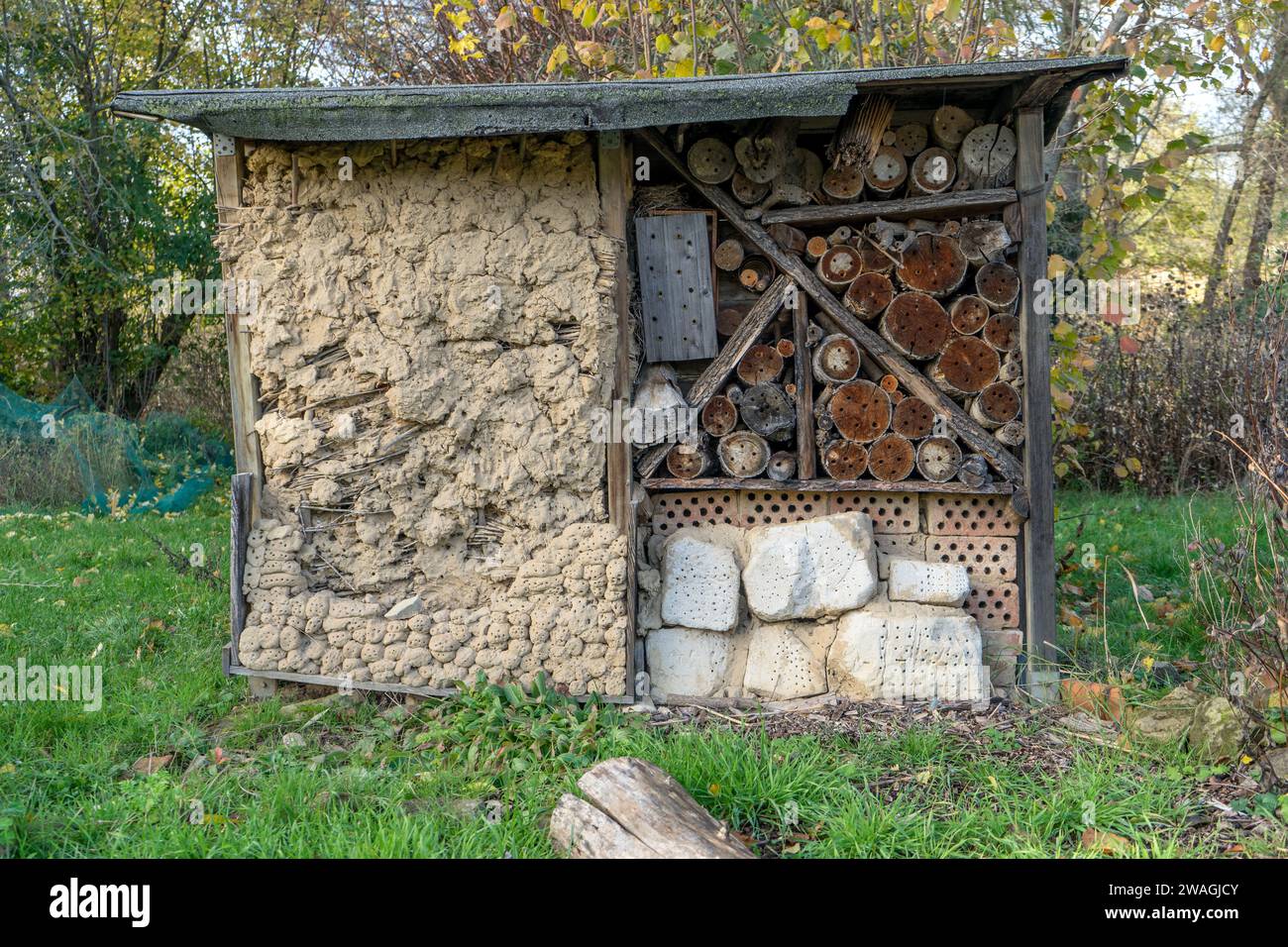 Hôtel auto-construit à insectes dans le jardin naturel Banque D'Images