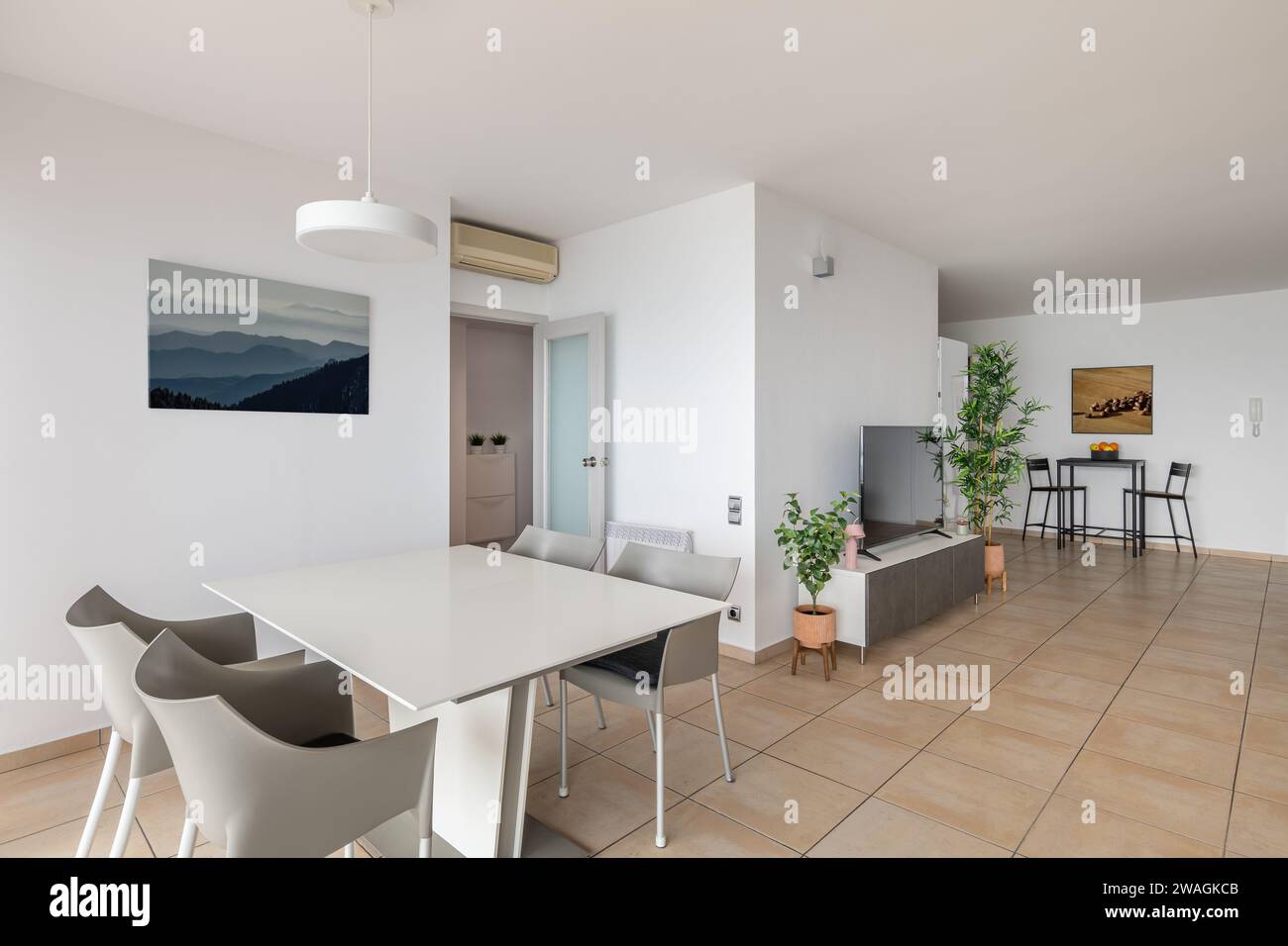 Table à manger avec chaises et TV dans un appartement intelligent repensé Banque D'Images