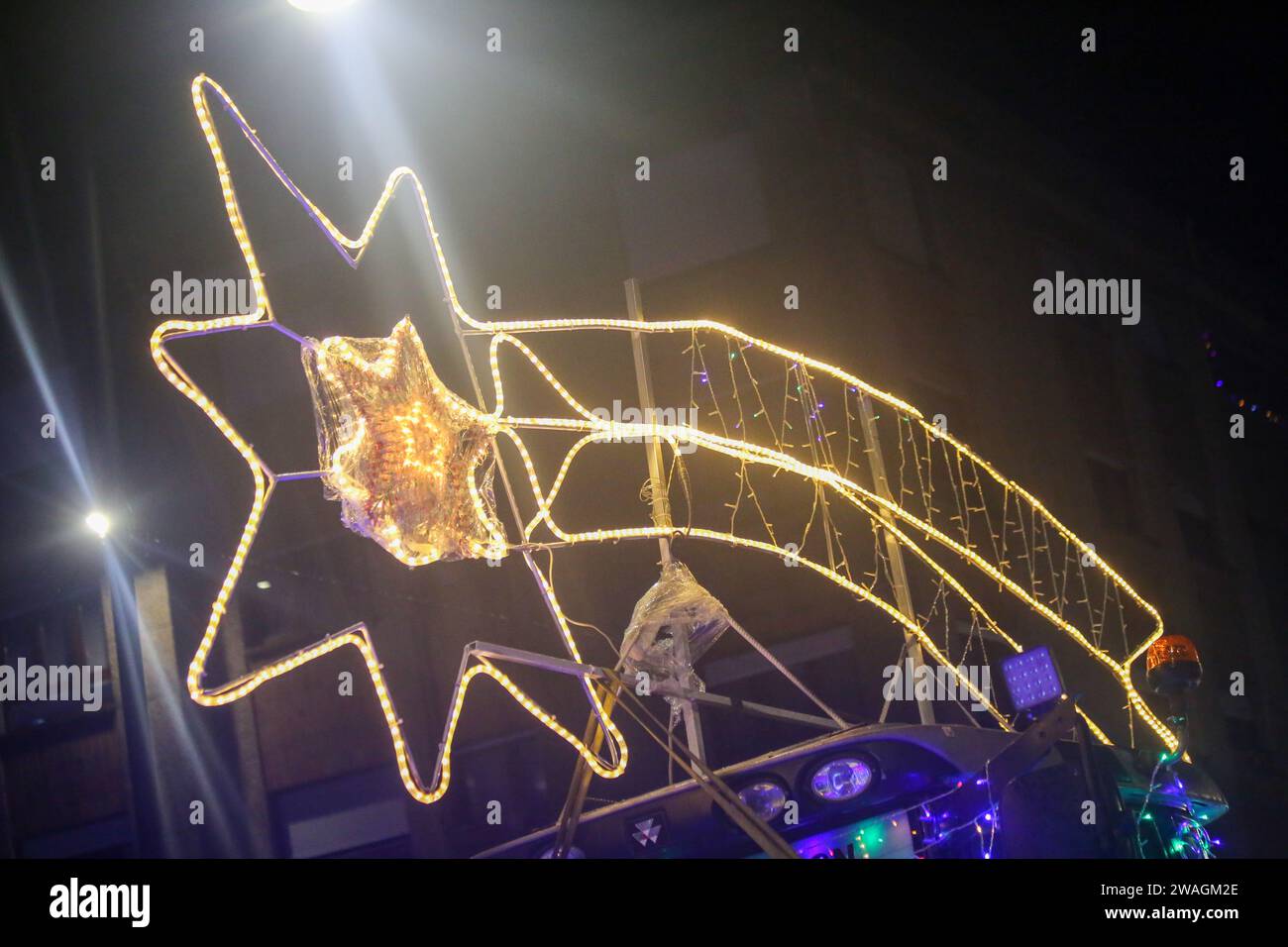 El Berron, Espagne, 04 janvier 2023 : Lumières de l'étoile de Bethléem lors du défilé du Prince Aliatar, le 04 janvier 2024, à El Berron, Espagne. Crédit : Alberto Brevers / Alamy Live News. Banque D'Images