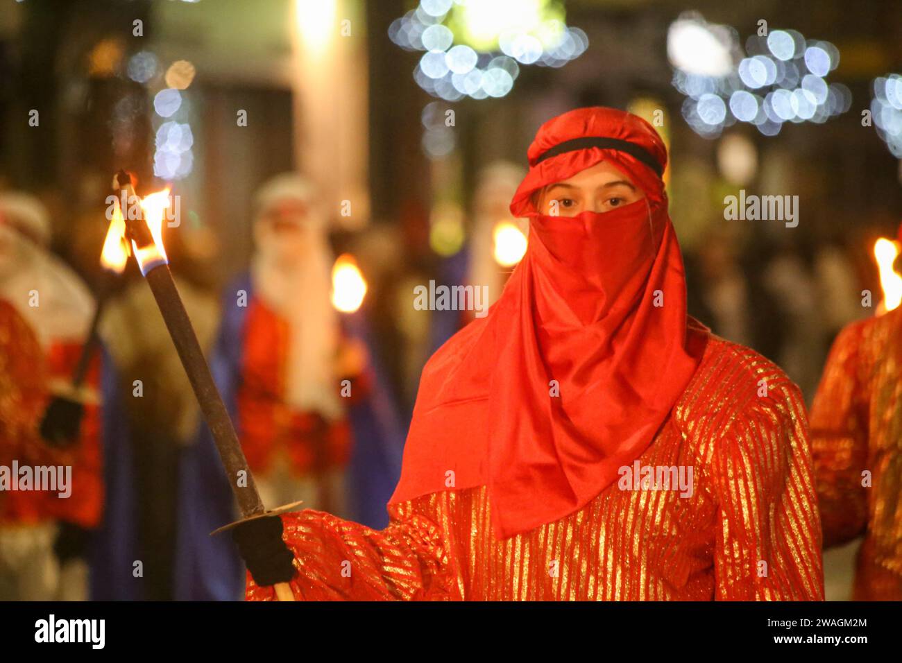 El Berron, Espagne, 04 janvier 2023 : une page avec une torche lors du défilé du prince Aliatar, le 4 janvier 2024, à El Berron, Espagne. Crédit : Alberto Brevers / Alamy Live News. Banque D'Images