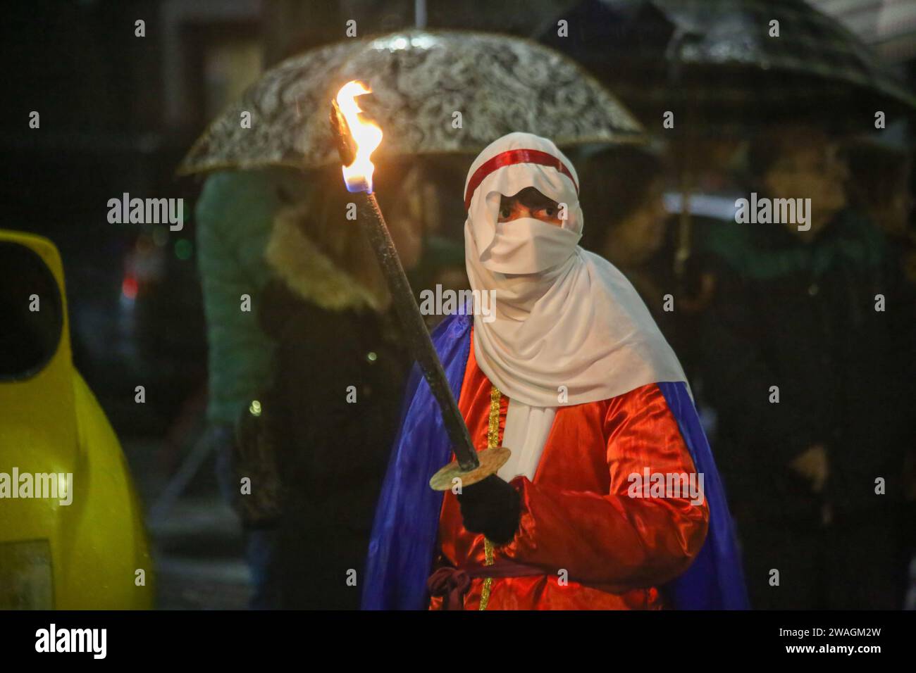 El Berron, Espagne, 04 janvier 2023 : une page avec une torche lors du défilé du prince Aliatar, le 04 janvier 2024, à El Berron, Espagne. Crédit : Alberto Brevers / Alamy Live News. Banque D'Images