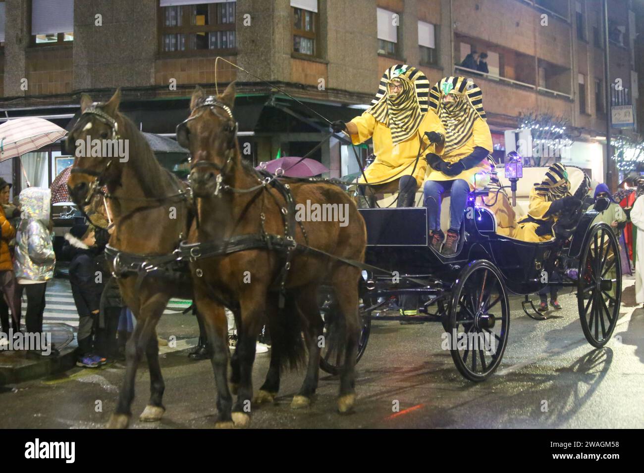 El Berron, Espagne, 04 janvier 2023 : deux garçons habillés en pharaons tirés par une charrette à chevaux lors du défilé du Prince Aliatar, le 04 janvier 2024, à El Berron, Espagne. Crédit : Alberto Brevers / Alamy Live News. Banque D'Images