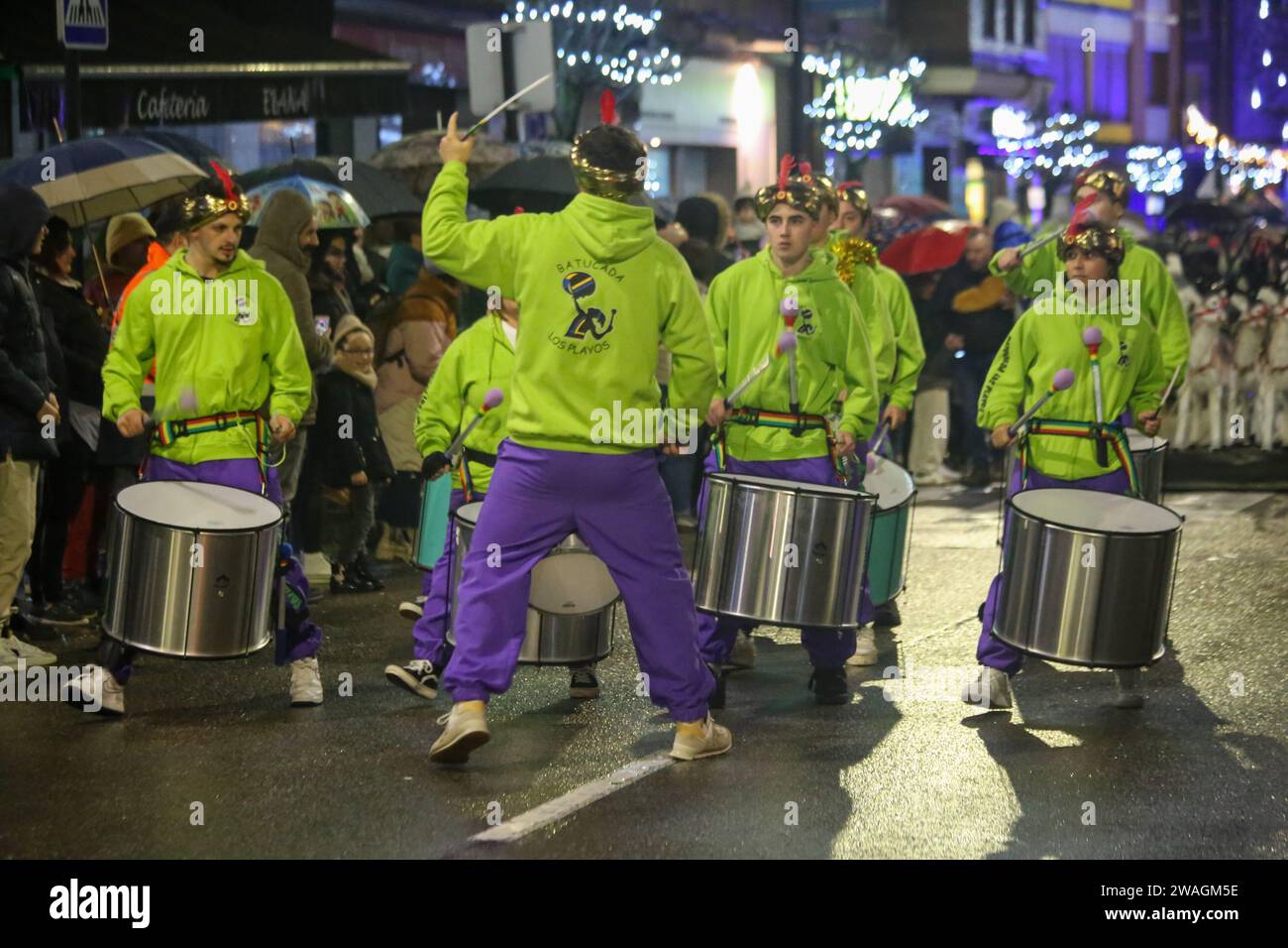 El Berron, Espagne, 04 janvier 2023 : un groupe de batucada lors de la parade du Prince Aliatar, le 04 janvier 2024, à El Berron, Espagne. Crédit : Alberto Brevers / Alamy Live News. Banque D'Images