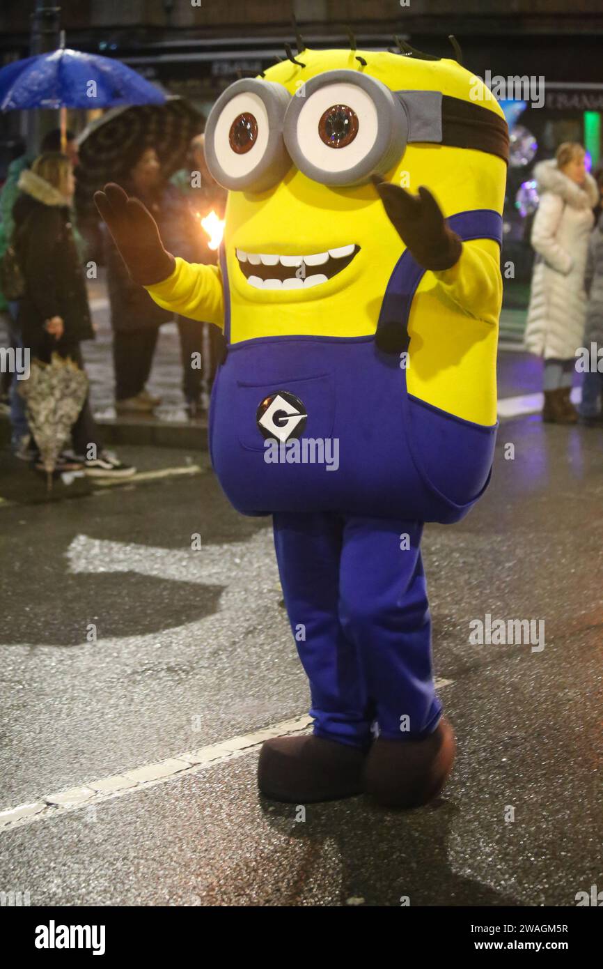 El Berron, Espagne, 04 janvier 2023 : un costume de Minion lors du défilé du Prince Aliatar, le 04 janvier 2024, à El Berron, Espagne. Crédit : Alberto Brevers / Alamy Live News. Banque D'Images