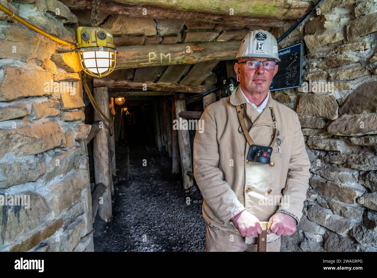 Groupe de visiteurs à l'entrée de la Nachtigallstollen, guide touristique, GeoRoute Ruhr, carrière de Dünkelberg, dans la vallée Muttental, ici vous pouvez voir Th Banque D'Images