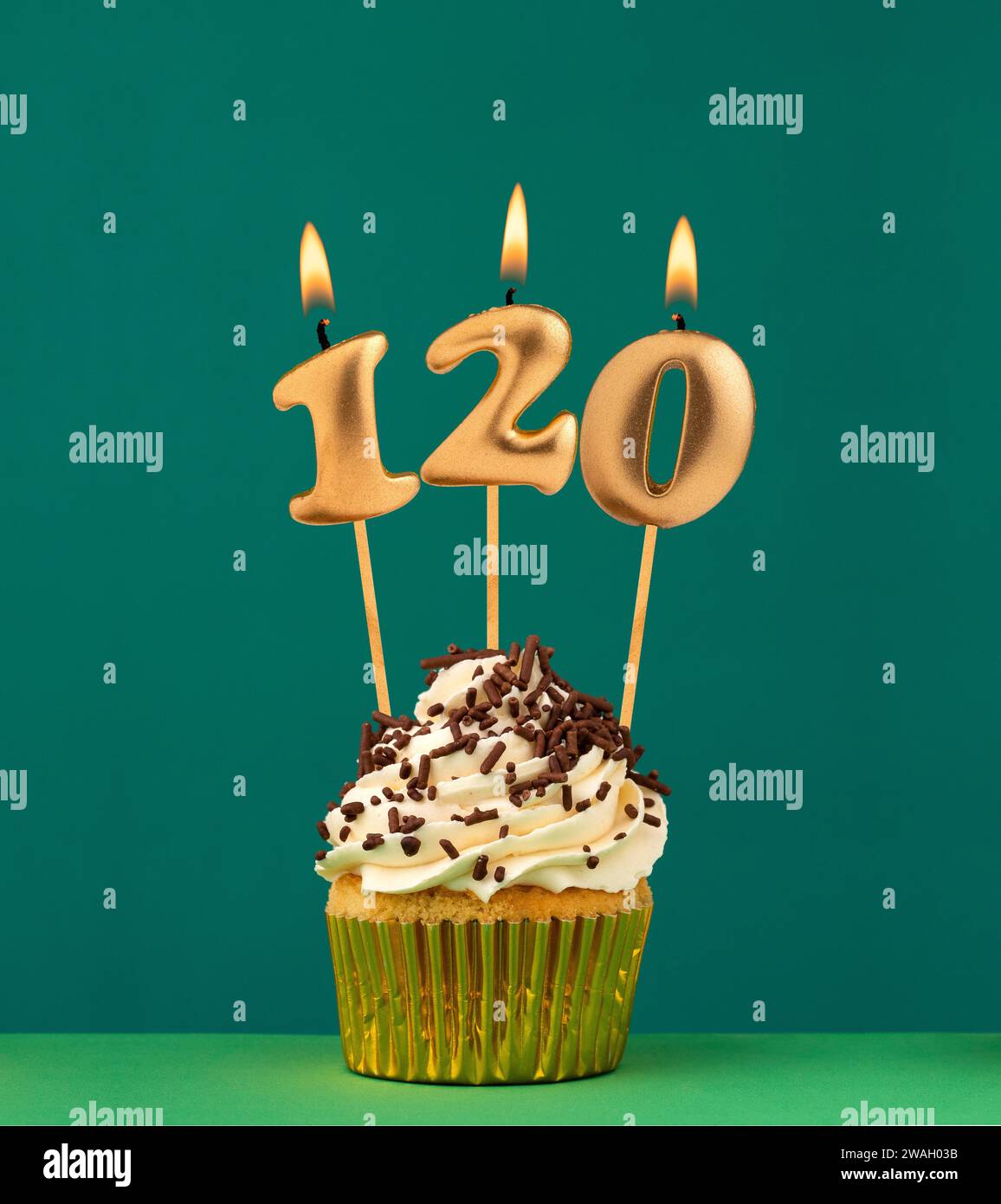 Carte d'anniversaire avec bougie numéro 120 - fond vert Banque D'Images