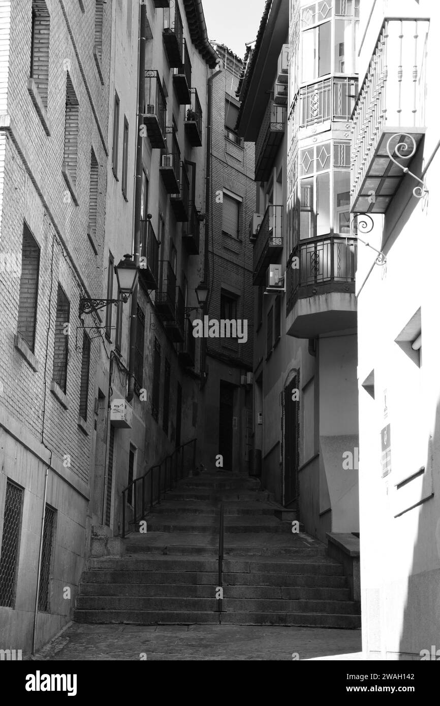 Plan vertical noir et blanc d'escaliers entre deux maisons à Tolède, Espagne Banque D'Images