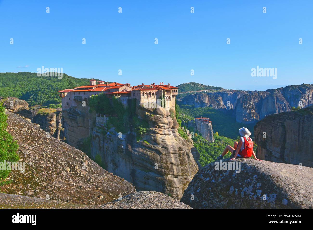 Randonneur devant le monastère de Varlaam, monastères des Météores, Grèce, Thessalie Banque D'Images