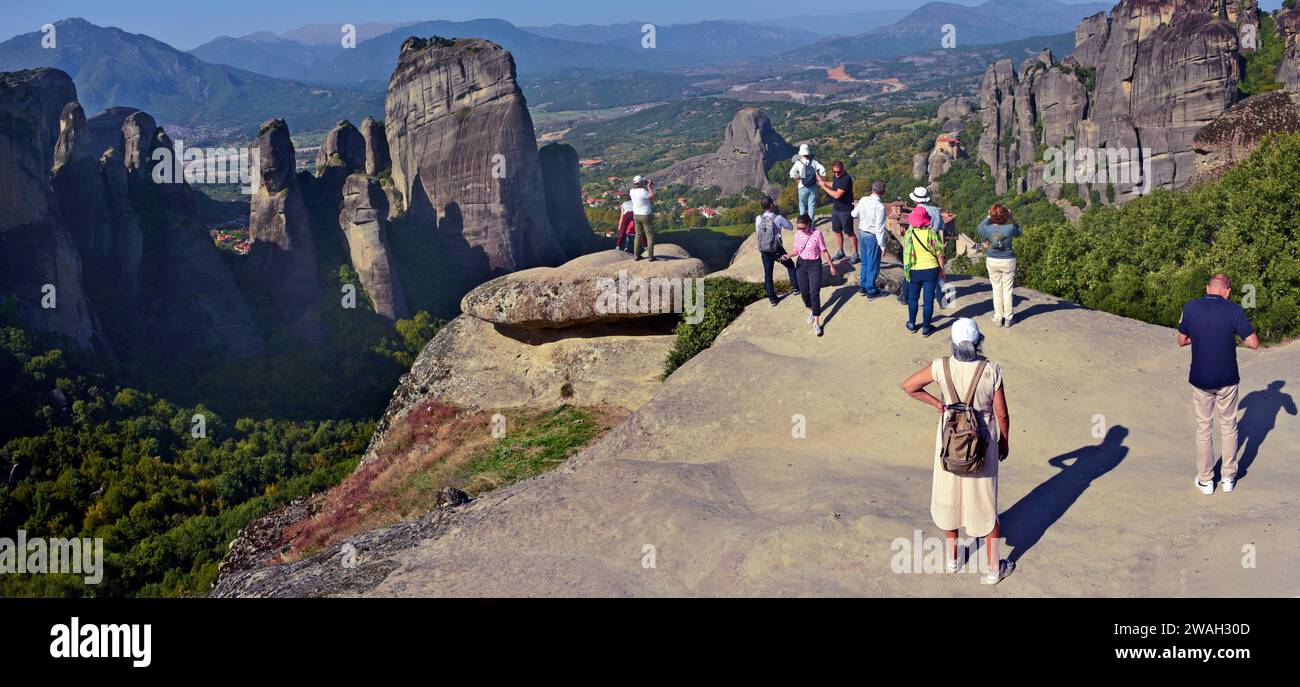 Touristes à un point de vue près des monastères Météores, Grèce, Thessalie Banque D'Images