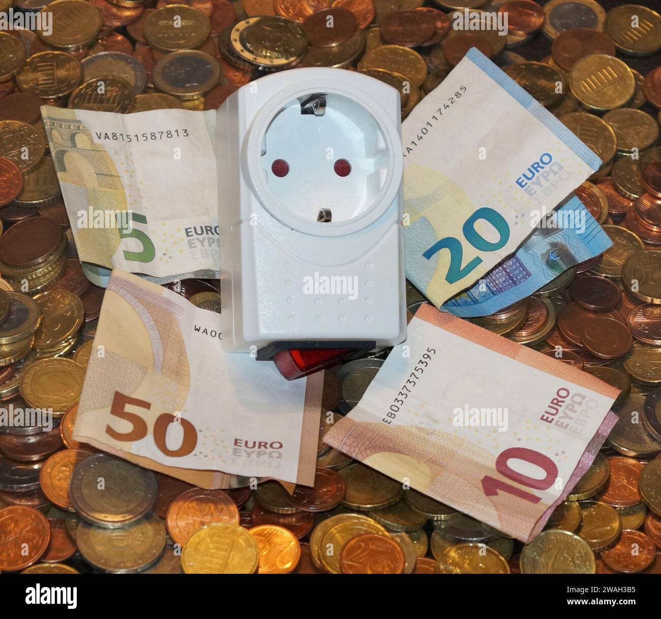 socket et argent, symbole image coûts d'électricité Banque D'Images