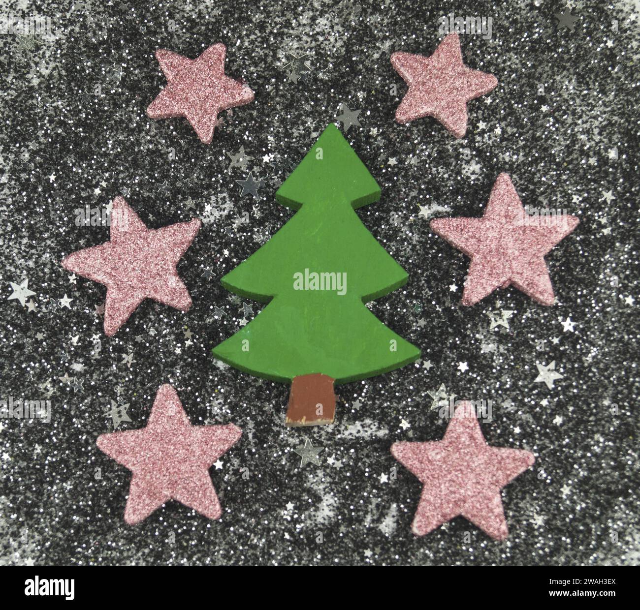 Arbre de Noël décoratif en bois et étoiles, décoration de Noël Banque D'Images