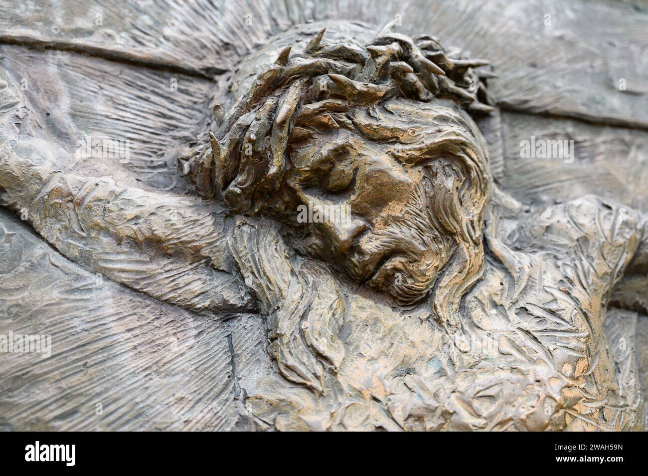 La Crucifixion de Jésus - Cinquième mystère douloureux du Rosaire. Sculpture en relief sur le mont Podbrdo (la colline des apparitions) à Medjugorje. Banque D'Images