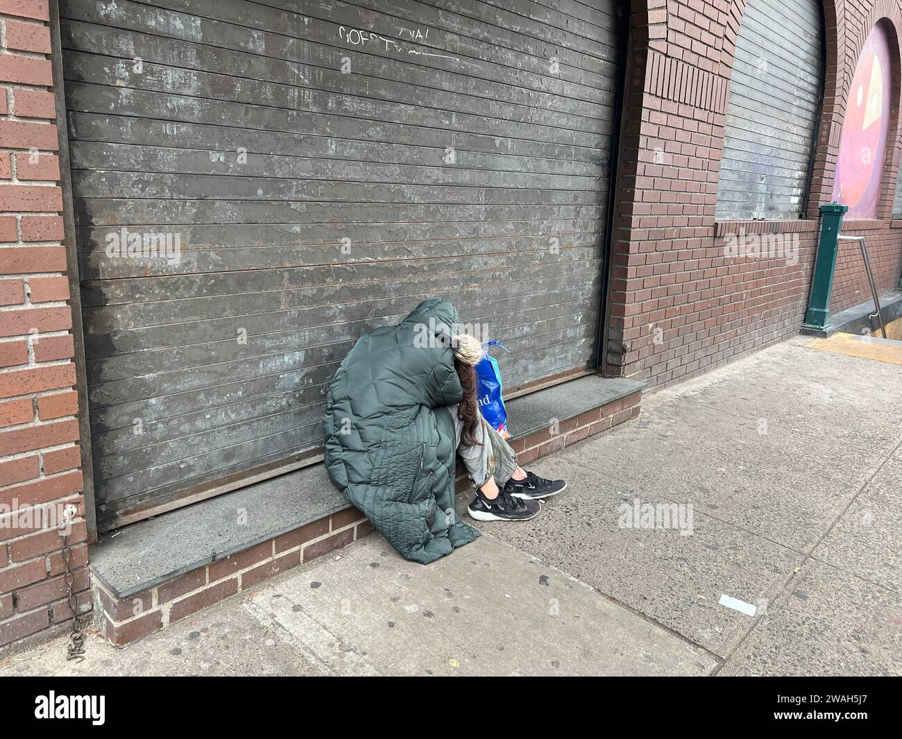 Jeune femme retirée sur le trottoir à Brooklyn, New York. Banque D'Images