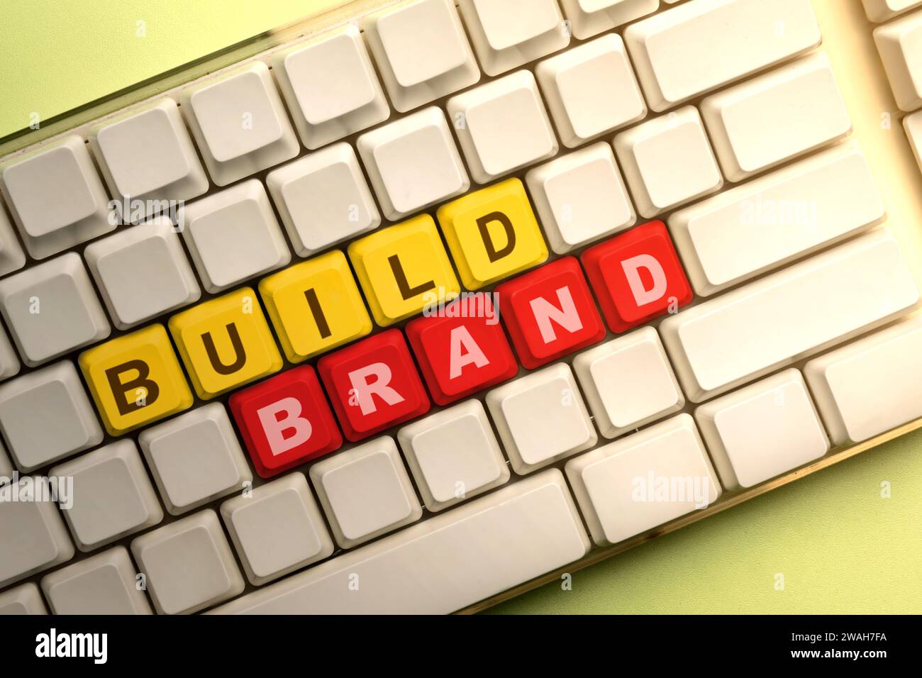 Vue rapprochée des mots de la marque construire sur le bouton du clavier de l'ordinateur. Concept de stratégie de marque Banque D'Images