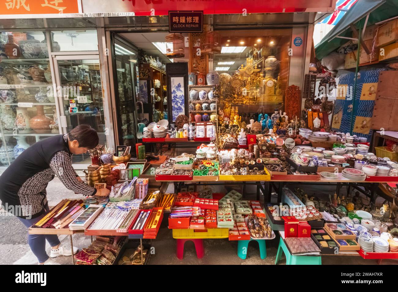 Chine, Hong Kong, Hong Kong Island, Soho, Hollywood Road, Cat Street, Upper Lascar Row Antique Street Market, exposition de marchandises colorées Banque D'Images